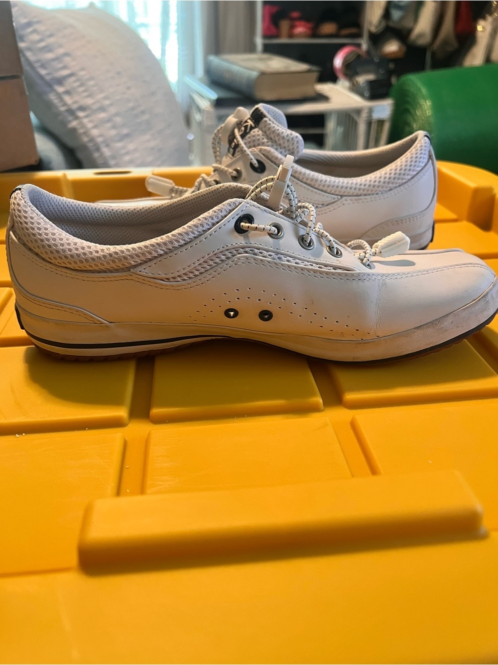 Vintage Women’s Keds White Tennis Shoes size 8 ( Very Clean)